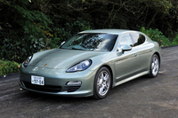 ポルシェ・パナメーラS ハイブリッド
    ボディーサイズ：全長×全幅×全高＝4970×1930×1420mm／ホイールベース：2920mm／車重：2020kg／駆動方式：FR／エンジン：3リッターV6DOHC24バルブ スーパーチャージャー／モーター：交流同期電動機／トランスミッション：8AT／エンジン最高出力：333ps/5500-6500rpm／エンジン最大トルク：44.9kgm/3000-5250rpm／モーター最高出力：47ps/1150rpm以上／モーター最大トルク：30.6kgm/1150rpm以下／タイヤ：（前）255/45R19／（後）285/40R19