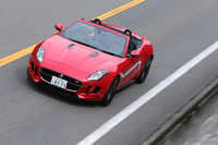 「V8 S」モデルの0-100km/h加速は4.3秒。最高速は300km/hと発表されている。