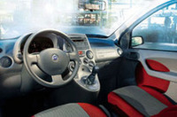 TOP写真は「スカイドーム」などを奢った上級グレード「パンダ プラス 4×4 クライミング」