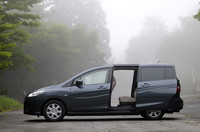 両側スライドドアは、最大686mmスライドする。オプションで電動を選ぶことも可能で、新型ではタッチセンサー式の挟み防止装置が新たに装備されている。