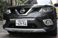 「エクストリーマーX」の特徴であるフロントのアンダーカバーとオーバーライダー。リアのアンダーカバーともども、標準車にも「エクストリームパッケージ」という名称でオプション設定されている。
    