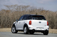 【スペック】MINIクーパーS クロスオーバーALL4：全長×全幅×全高＝4120×1790×1550mm／ホイールベース＝2595mm／車重＝1460kg／駆動方式＝4WD／1.6リッター直4DOHC16バルブターボ（184ps/5500rpm、24.5kgm/1600-5000rpm）／価格＝379万円（テスト車＝479万2000円／ジンジャーパッケージ＝4万円／シナモンパッケージ＝11万円／クロームラインインテリア＝2万2000円／アームレスト＝2万5000円／前席シートヒーター＝5万2000円／コクピットサーフェス（ダークアンスラサイト）＝2万6000円／レインセンサー＝2万4000円／harman/kardon製HiFiラウドスピーカーシステム＝12万円／レザーラウンジシート＝32万円／電動ガラスサンルーフ＝18万円／プライバシーリアガラス＝4万円／アダプティブヘッドライト＝4万円／スモーカーズパッケージ＝3000円）