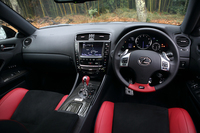 内装色は、黒と赤のツートンカラーのほか、白と黒のツートン、黒のモノトーンの全3種類が用意されている。