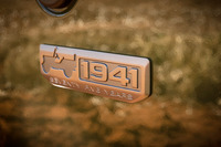 ボディーには初代ジープの誕生年である「1941」と記された専用エンブレムが付く。
