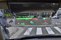 地図がない矢印だけのシンプルな表示もできる。信号が赤であることや推奨走行レーンも確認できる。