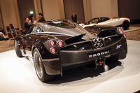 リアビュー。2枚の可動式フラップと、4本出しのマフラーエンドが目を引く。
    