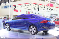 エッジの利いたエクステリアは、これまでの日産車とは印象が異なるもの。