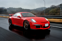 後輪操舵は2個の電気機械式アクチュエーターを使って行う。50km/h未満では前輪と逆位相に、80km/h以上では同位相に操舵する。