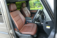 標準仕様のシートはブラックのファブリックだが、本革シートもオプションで用意されている。こちらの色はブラック、ブラウン、グレーの3色から選択可能。
    