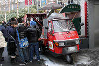 イタリア製3輪「アペ」のタコ焼き屋台は大人気。エリゼー宮にも呼んであげてほしい。