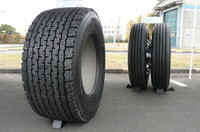 ミシュランではトラック用シングルタイヤ「X One」を、2007年2月から日本で販売している。奥が従来のダブルタイヤのサイズ。