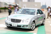 クリーンディーゼル体感フェアの一環として、石原良純氏の助手席でメルセデスのクリーンディーゼルを体感する同乗体験が行われた。