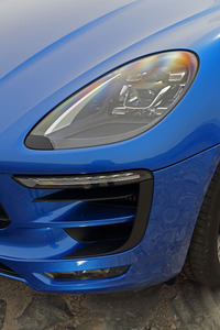 「マカンGTS」では「ポルシェ・ダイナミック・ライト・システム・プラス（PDLS＋）」（照射角調整などのほかにハイビームの照射範囲自動調整機能が備わる）付きのLEDヘッドライトが用意される（欧州仕様ではオプション）。マカンシリーズとしては初の試み。