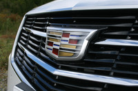 
	スリーポインテッドスターでもなく、キドニーグリルでもなく、キャデラックリース！　何となく目立っているように思えるのは気のせい？

	 
	