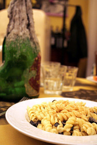 「10ユーロ定食」の第一の皿。この日はフジッリのオリーブ和え。
