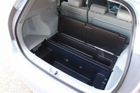 5人乗り仕様の荷室容量は、5名乗車時535リッター。2列目シートを倒すことで最大1070リッターまで拡大することができる。フロアボードの下にも大小の収納スペースが備わる。