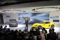 新型「ケイマン」のプレスカンファレンス風景。多数のプレスでにぎわった。