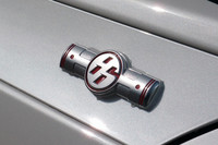 フロントフェンダーに配されるエンブレム。「86」の車名と水平対向エンジンのピストンがモチーフだ。