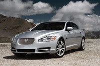 こちらは、従来型の「ジャガーXF」。カッと見開いたようなヘッドランプが特徴だった。