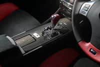 トランスミッションの制御はベース車と共通。シフトゲートの後方には、専用のネームプレートが装備される。