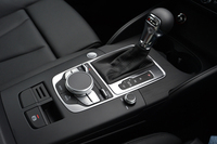 
	トランスミッションは7段AT「Sトロニック」限定。なお、より排気量の大きな1.8リッターモデルでは、6段ATとなる。
	