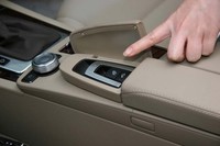 エアキャップの操作スイッチはセンターコンソールに設置される。