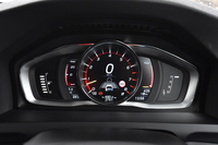 メーターパネル。主な表示部は、液晶画面になっている。
    