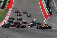 スタートシーン。サーキット・オブ・ジ・アメリカズの名物コーナー、急な上り坂を駆け上がって迎えるヘアピン状のターン1を前に、ポールシッターのベッテル（右から2番目）がトップに立った。その真横のウェバーは、グロジャン、ルイス・ハミルトンらに先行を許し4位に後退。（Photo=Red Bull Racing）
    