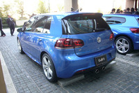 リア中央には、先代のR32と同じ2本出しのマフラーが顔をのぞかせる。