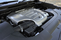 5.7リッターの大排気量から最高出力377psと最大トルク54.5kgmを発生する、「LX」のV8エンジン。