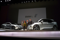 「BMW i3」（手前）と「i8」（奥）。
    