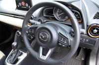 新設計のステアリングホイール。写真は「XDテーラード・ブラウン」のもの。