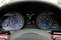 イエローが7500rpm〜、レッドが8000rpmからだが、実際にはマニュアルモードでさえ7000rpm前後で自動的にシフトアップするのは不満。2速MAXは約110km/hとギアリングは標準的だった。