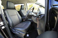 シート表皮はガソリン車、ハイブリッド車とも最上級グレードの「Gi」のみ合成皮革。そのほかはファブリックとなる。
    