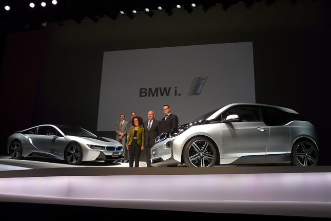 「BMW i3」（手前）と「i8」（奥）。