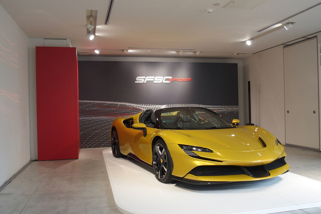 フェラーリのオープンPHEV「SF90スパイダー」上陸 14秒で動作が完了