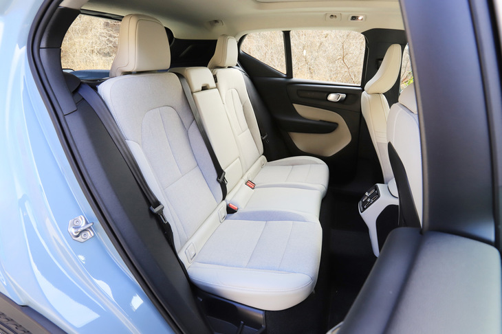 リアシートは、人が乗らないときはヘッドレストを前に倒しておけるとのこと。ルームミラーの視界をさえぎらない工夫なんですね。考えられているなあ。