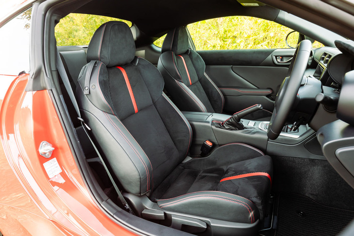 シートの表皮は本革とウルトラスエードの組み合わせ。ヒーターも標準で装備している。