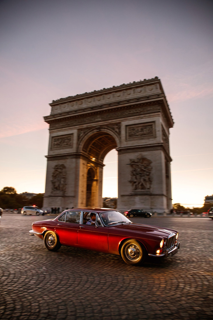 凱旋門と1968年式「XJ」。