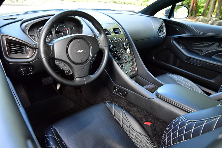 上質なレザーがふんだんに用いられた室内。インパネ上部および下部から、シート、ドアインサート、ヘッドライナーにいたるまで、色と素材の幅広い選択肢が用意されている。