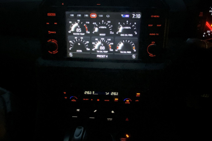 センターコンソール上部に置かれた8インチのタッチスクリーン。各種温度計やアクセル開度計などを好みに応じて表示できる。