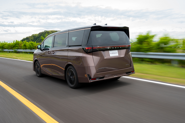 この試乗車のボディーカラーは「FUJI DAWN -フジドーン-」（ボディー）と「至極 -シゴク-」（ルーフ）のツートン。カラーラインナップ全体は公表されていないが、至極の単色や「ダークメタルグレー」「プリズムホワイト」も選べるようだ。