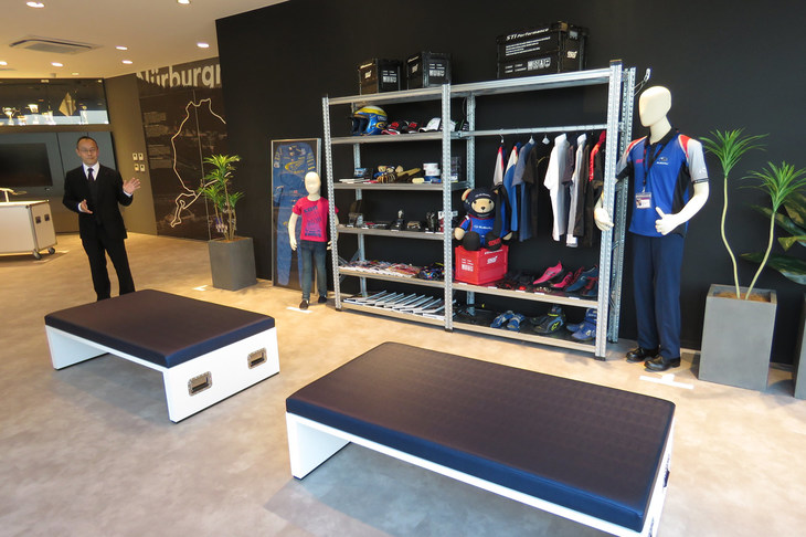 ドライビングギアやアパレルグッズの展示スペース。