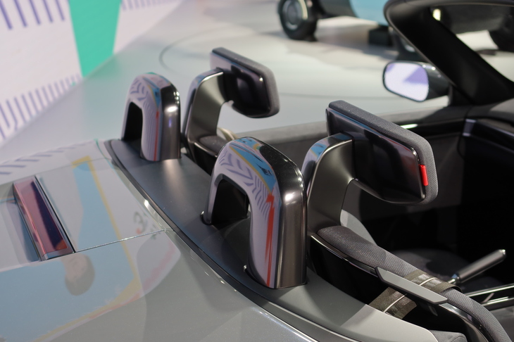 次期「コペン」のルーフは、ソフトトップかそれともハードトップか？　パッセンジャーの真上だけを開閉させる“タルガトップ”タイプも検討しているという。