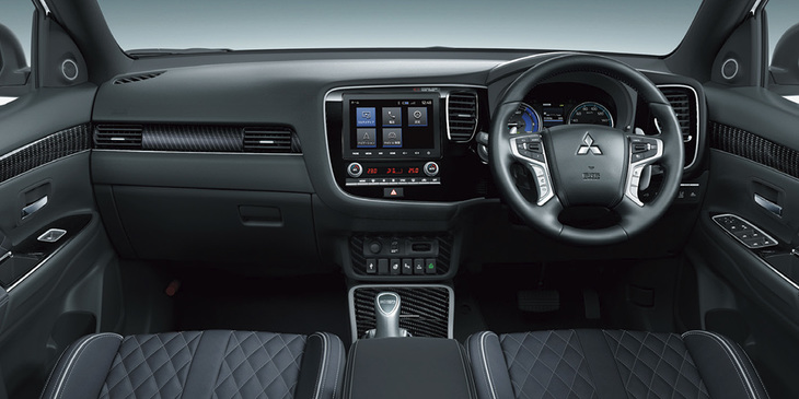 「アウトランダーPHEV」のインテリア。運転席にパワーランバーサポート機能が全車に採用されたほか、セカンドシートの形状やクッションの変更も行われている。