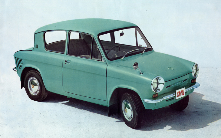 1962年「マツダ・キャロル」。総アルミ製の水冷4ストローク358cc直4 OHVエンジンをリアに積んだ高級軽乗用車。