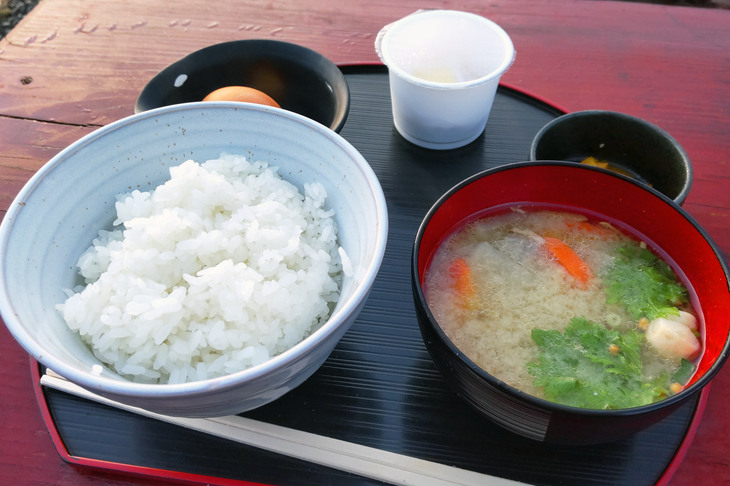 朝ごはんにいただいた、ワイン卵の卵かけごはん＋豚汁の定食。これについては言葉は無粋。んまかった！