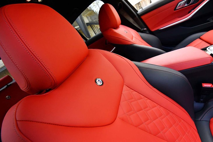 前席・後席ともに、背もたれの中央にはアルピナのエンブレムが装着される。