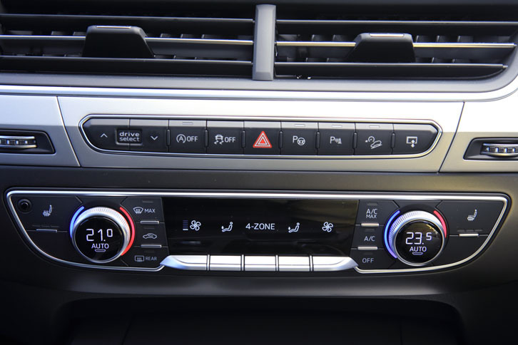 エアコンの操作パネルのそばには、走行モードの選択スイッチや、「パークアシスト」ほか運転支援システムのスイッチが並ぶ。