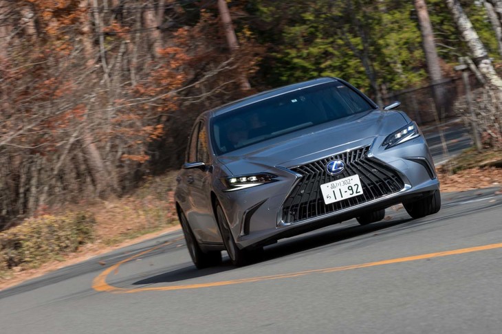 「LS」とともに1989年のブランド創設からラインナップされている「レクサスES」。かつて2代目が「トヨタ・ウィンダム」として販売されたことがあるが、ESとして国内導入されたのは現行モデルが初となる。
